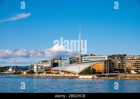 Oslo, Ostlandet / Norwegen - 2019/09/02: Modernes Viertel von Tjuvholmen mit Astrup Fearnley Museet Museum, Yachten und Piers in Aker Brygge Bezirk von OSL Stockfoto