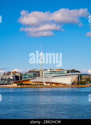 Oslo, Ostlandet / Norwegen - 2019/09/02: Modernes Viertel von Tjuvholmen mit Astrup Fearnley Museet Museum, Yachten und Piers in Aker Brygge Bezirk von OSL Stockfoto