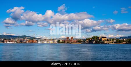 Oslo, Ostlandet / Norwegen - 2019/09/02: Panoramablick auf die Küste von Oslo mit Akershus Festung, Rathaus und Aker Brygge Bezirk am Pipervika Hafen Stockfoto