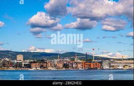 Oslo, Ostlandet / Norwegen - 2019/09/02: Moderner Stadtteil Aker Brygge von Oslo mit Yachten und Piers am Oslofjord-Meer Stockfoto