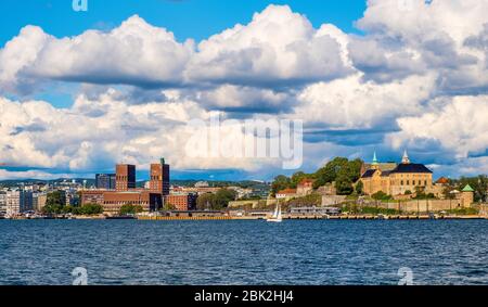 Oslo, Ostlandet / Norwegen - 2019/09/02: Panoramablick auf die Küste von Oslo mit Akershus Festung, Rathaus und Aker Brygge Bezirk am Pipervika Hafen Stockfoto