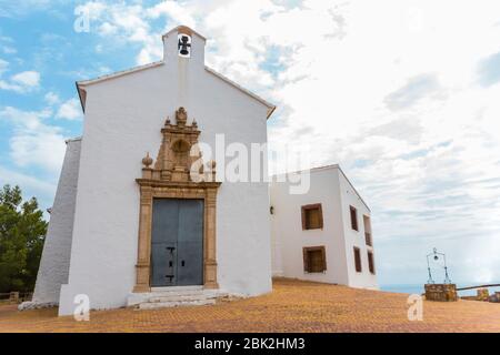 Ermita de Sant Benet i Santa Llúcia, Alcossebre (Alcala de Xivert), Katalonien, Spanien. Schöne weiße Kapelle auf einem Berg. Valencianischer Barock Stockfoto