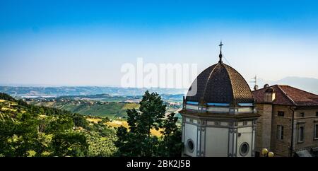 Ländliche Sommerlandschaft mit historischem Palast - Acquaviva Picena - Ascoli Piceno in den Marken, Italien - Westeuropa Stockfoto