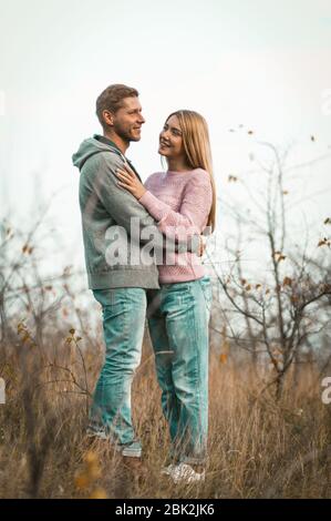 Pärchen In Liebe Steht Umarmt In Der Natur Im Freien Stockfoto