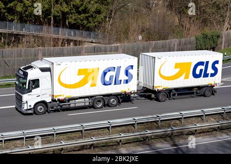 GLS-LKW auf der Autobahn. General Logistics Systems B.V. wurde 1999 gegründet und ist eine Tochtergesellschaft der britischen Post Royal Mail. Stockfoto