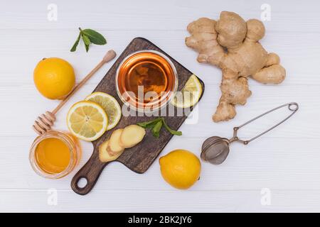 Gesundes Vitamin Ingwer Tee mit Honig und Zitrone Stockfoto