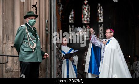 Kevelaer, Deutschland. Mai 2020. Georg Bätzing (r.), Bischof von Limburg und Vorsitzender der Deutschen Bischofskonferenz, hält während eines Gottesdienstes in der Marienbasilika einen Räucherfass. Ab heute können in Nordrhein-Westfalen wieder Gottesdienste unter strengen Auflagen stattfinden; der Gottesdienst in Kevelaer ist der erste öffentliche Gottesdienst im Land nach einer siebenwöchigen Koronapause. Bischof Bätzing sprach bei der Eröffnung der jährlichen Pilgerfahrt in Kevelaer. Quelle: Fabian Strauch/dpa/Alamy Live News Stockfoto