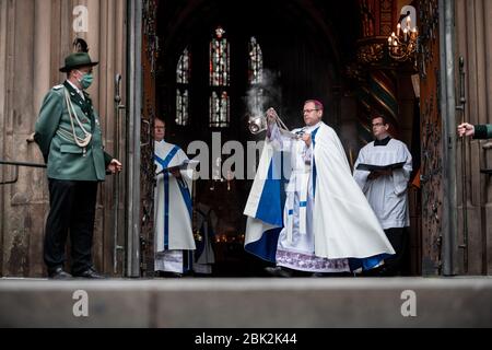 Kevelaer, Deutschland. Mai 2020. Georg Bätzing (M), Bischof von Limburg und Vorsitzender der Deutschen Bischofskonferenz, hält während eines Gottesdienstes in der Marienbasilika einen Räucherfass. Ab heute können in Nordrhein-Westfalen wieder Gottesdienste unter strengen Auflagen stattfinden; der Gottesdienst in Kevelaer ist der erste öffentliche Gottesdienst im Land nach einer siebenwöchigen Koronapause. Bischof Bätzing sprach bei der Eröffnung der jährlichen Pilgerfahrt in Kevelaer. Quelle: Fabian Strauch/dpa/Alamy Live News Stockfoto