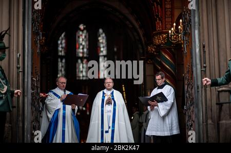 Kevelaer, Deutschland. Mai 2020. Georg Bätzing (M), Bischof von Limburg und Vorsitzender der Deutschen Bischofskonferenz, steht am Eingang der Kirche während eines Gottesdienstes in der Marienbasilika. Ab heute können in Nordrhein-Westfalen wieder Gottesdienste unter strengen Auflagen stattfinden; der Gottesdienst in Kevelaer ist der erste öffentliche Gottesdienst im Land nach einer siebenwöchigen Koronapause. Bischof Bätzing sprach bei der Eröffnung der jährlichen Pilgerfahrt in Kevelaer. Quelle: Fabian Strauch/dpa/Alamy Live News Stockfoto