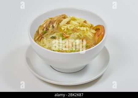 Eine Schüssel soto ayam, ein traditionelles Suppengericht, das häufig in Indonesien, Malaysia und Singapur zu finden ist Stockfoto