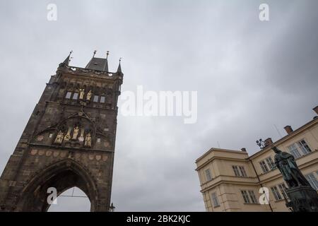 Altstädter Brückenturm an der Karlsbrücke (Karluv Most), oder staromestska Mostecka vez in Prag, Tschechische Republik, von unten gesehen, mit einem bewölkten Grauen aut Stockfoto