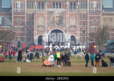 Rijksmuseum Fassade im Jahr 2015 am Museumplein in Amsterdam, Niederlande. Stockfoto