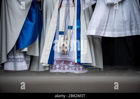 Kevelaer, Deutschland. Mai 2020. Georg Bätzing (M), Bischof von Limburg und Vorsitzender der Deutschen Bischofskonferenz, steht bei einem Gottesdienst in der Marienbasilika am Eingang der Kirche und hält einen Räucherbrenner. Ab heute können in Nordrhein-Westfalen wieder Gottesdienste unter strengen Auflagen stattfinden; der Gottesdienst in Kevelaer ist nach einer siebenwöchigen Koronapause der erste öffentliche Gottesdienst im Land. Bischof Bätzing sprach bei der Eröffnung der jährlichen Pilgerfahrt in Kevelaer. Quelle: Fabian Strauch/dpa/Alamy Live News Stockfoto