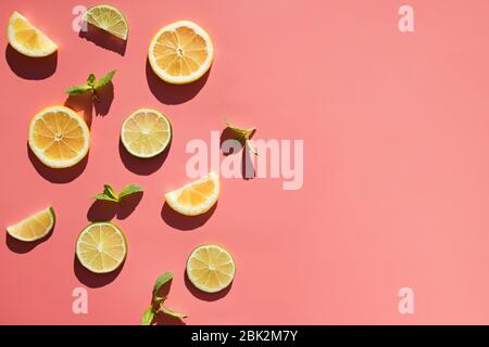 Geschnittene Früchte Kiwi, Zitrus und Minze Blätter auf hellem Hintergrund Stockfoto