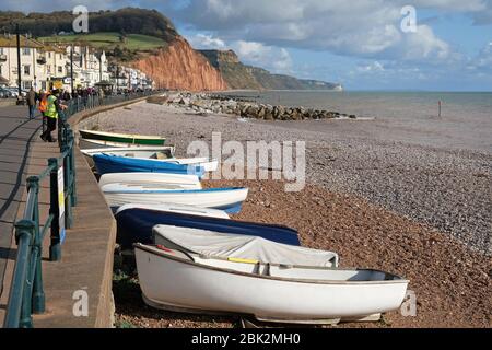 Sidmouth, England - 7. November 2019: Das Kies-Vorland ist eine beliebte Attraktion in der Stadt East Devon für Einheimische und Urlauber gleichermaßen Stockfoto