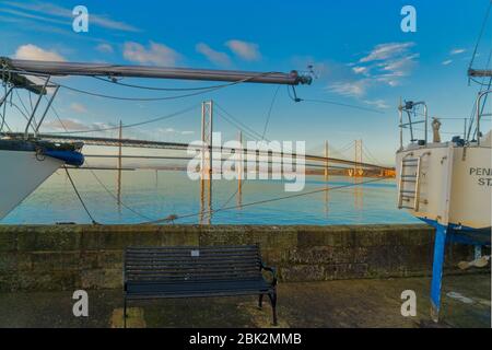 Blick nach Westen vom Old Harbour, South Queensferry, zu den neuen Forth Road Bridges, West Lothian, Schottland, Großbritannien Stockfoto