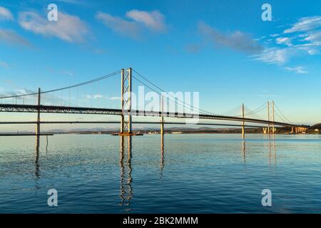 Blick nach Westen vom Old Harbour, South Queensferry, zu den neuen Forth Road Bridges, West Lothian, Schottland, Großbritannien Stockfoto