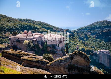 Geheimnisvolle hängend über Felsen Klöster von Meteora, Griechenland Stockfoto