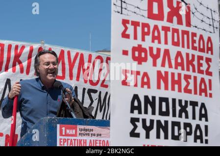 Athen, Griechenland. Mai 2020. Der renommierte Anwalt THANASIS KAMPAGIANNIS, einer der Anwälten der Anklage beim Prozess gegen die neonazi Golden Dawn Partei, hält eine Rede vor Demonstranten. Tausende gingen auf die Straße, um gegen die bevorstehende Austeritätspolitik aufgrund der Pandemie von Covid-19 zu protestieren, indem sie soziale Distanz praktizierten und Masken trugen. Quelle: Nikolas Georgiou/ZUMA Wire/Alamy Live News Stockfoto