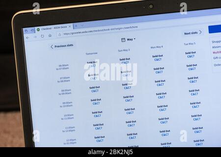 Asda Supermarkt Online-Lebensmittel-Shopping-Website auf einem Laptop-Computer während der Coronavirus Covid-19 Pandemie zeigt keine verfügbaren Lieferfristen, Großbritannien Stockfoto