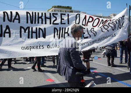 Athen, Griechenland. Mai 2020. Anarchisten ehren den 1. Mai und rufen Parolen und Spruchbänder vor dem parlament. Tausende gingen auf die Straße, um gegen die bevorstehende Austeritätspolitik aufgrund der Pandemie von Covid-19 zu protestieren, indem sie soziale Distanz praktizierten und Masken trugen. Quelle: Nikolas Georgiou/ZUMA Wire/Alamy Live News Stockfoto