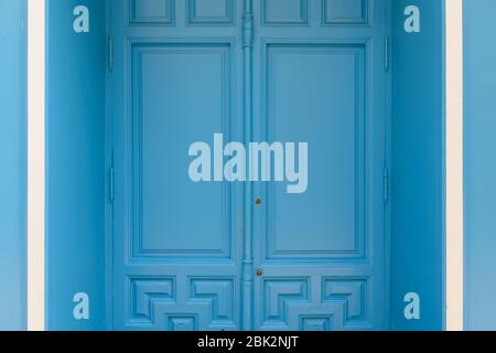 Blau lackierte Tür mit weißen Details auf der Seite Stockfoto