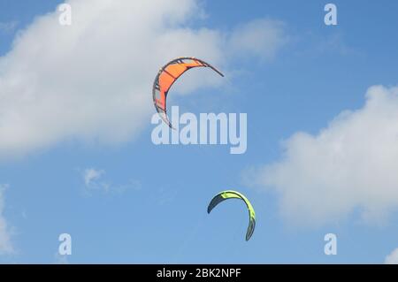 Kite-Surfflügel oder Flügel fliegen gegen einen sonnigen blauen Himmel Stockfoto