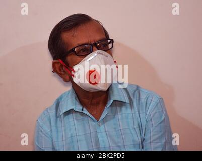 Schließen Aufnahme von Senior Citizen Tragen schützende N95 Gesichtsmaske als Prävention oder Vorsorge gegen Corona Virus oder Covid 19. Tragen Einer Op-Maske Stockfoto