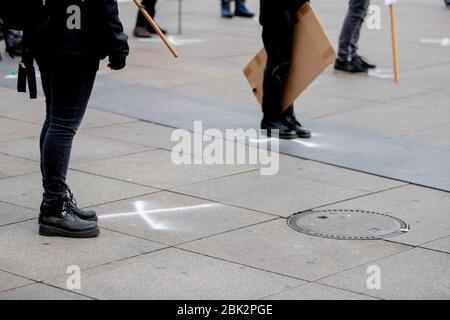 Berlin, Deutschland. Mai 2020. Die Teilnehmer einer Kundgebung verschiedener Gewerkschaftsaktivisten stehen auf Bodenmarkierungen am Alexanderplatz unter Einhaltung der Entfernungsregeln. Quelle: Christoph Soeder/dpa/Alamy Live News Stockfoto