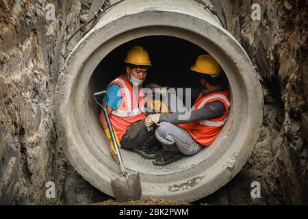 Kathmandu, Nepal. Mai 2020. Nepalesische Bauarbeiter arbeiten während der Feier auf einer Entwässerungsbaustelle. Anlässlich des Internationalen Arbeitertages oder des Welttages der Arbeit, der am ersten Tag des Monats Mai in der ganzen Welt begangen wird, geht die Geschichte dieses Tages auf das 19. Jahrhundert zurück, als Revolutionen in den Vereinigten Staaten stattfanden. Während des Aufstiegs der Industrialisierung wurde die Arbeiterklasse bis zu dem Punkt unterdrückt, dass sie Stellung nehmen musste. Quelle: SOPA Images Limited/Alamy Live News Stockfoto