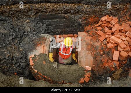 Kathmandu, Nepal. Mai 2020. Eine nepalesische Bauarbeiterin arbeitet während der Feier auf einer Entwässerungsbaustelle. Anlässlich des Internationalen Arbeitertages oder des Welttages der Arbeit, der am ersten Tag des Monats Mai in der ganzen Welt begangen wird, geht die Geschichte dieses Tages auf das 19. Jahrhundert zurück, als Revolutionen in den Vereinigten Staaten stattfanden. Während des Aufstiegs der Industrialisierung wurde die Arbeiterklasse bis zu dem Punkt unterdrückt, dass sie Stellung nehmen musste. Quelle: SOPA Images Limited/Alamy Live News Stockfoto