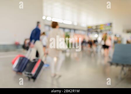 Defokussed Terminal Abflug Check-in am Flughafen mit zu Fuß Reisenden Stockfoto