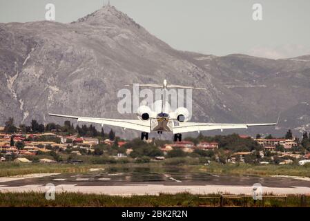 Flugzeug kommt an, um am internationalen Flughafen von Korfu zu landen. Stockfoto