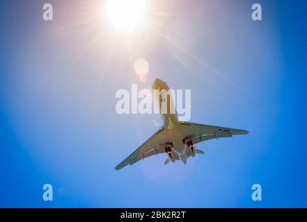 Flugzeug kommt an, um am internationalen Flughafen von Korfu zu landen. Stockfoto