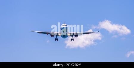 Flugzeug kommt an, um am internationalen Flughafen von Korfu zu landen. Stockfoto