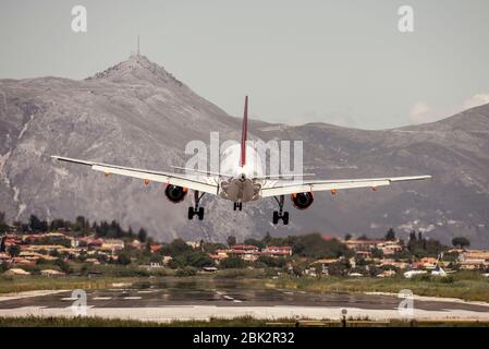 Flugzeug kommt an, um am internationalen Flughafen von Korfu zu landen. Stockfoto