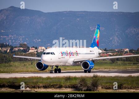 Small Planet Airlines Airbus A320-Flugzeug rollt auf der Start- und Landebahn des Internationalen Flughafens von Korfu. Stockfoto