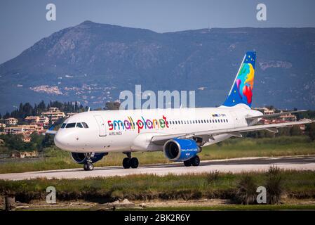 Small Planet Airlines Airbus A320-Flugzeug rollt auf der Start- und Landebahn des Internationalen Flughafens von Korfu. Stockfoto