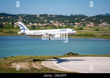 Aegean Airlines Airbus A320 Flugzeug kommt an den internationalen Flughafen Korfu an. Stockfoto