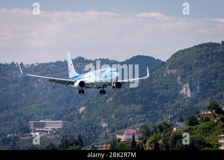 Thomson Boeing 737 Flugzeug kommt an den internationalen Flughafen Korfu zu landen. Stockfoto