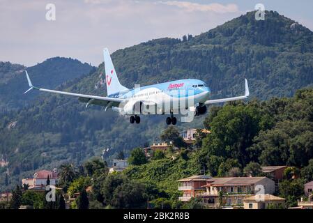 Thomson Boeing 737 Flugzeug kommt an den internationalen Flughafen Korfu zu landen. Stockfoto