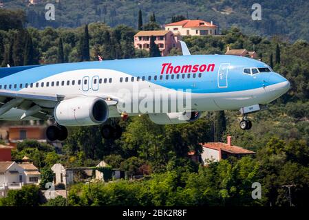 Thomson Boeing 737 Flugzeug kommt an den internationalen Flughafen Korfu zu landen. Stockfoto