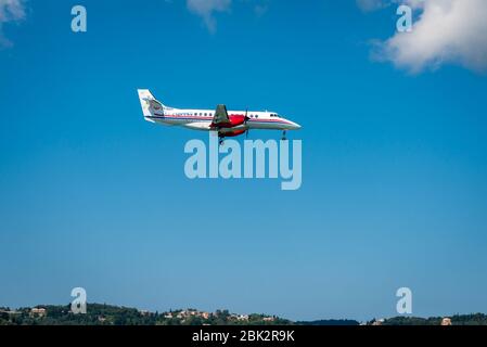 Flugzeug kommt an, um am internationalen Flughafen von Korfu zu landen. Stockfoto