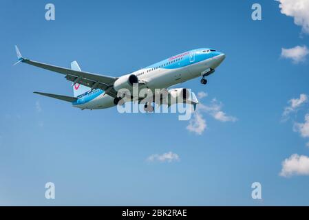 Thomson Flugzeug kommt an, um am Korfu International Airport zu landen. Stockfoto