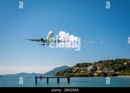 Flugzeug kommt an, um am internationalen Flughafen von Korfu zu landen. Stockfoto