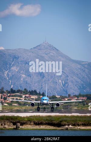 Thomson Boeing 757-Flugzeug rollt auf der Start- und Landebahn des Internationalen Flughafens von Korfu. Stockfoto