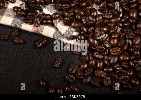 Kaffeebohnen auf braunem Leinengewebe Hintergrund.Geröstete Kaffeebohnen Textur, als Hintergrund verwendet.flache Lage, Draufsicht, Kopierer Raum. Stockfoto
