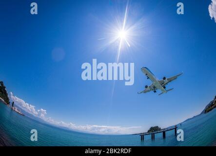 Thomson Flugzeug kommt über dem Meer auf dem Korfu International Airport an Land. Stockfoto