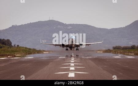 Thomson Flugzeug, das am Internationalen Flughafen von Korfu abfliegt. Stockfoto