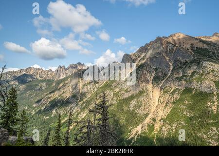 Der Washington Abschnitt des Pacific Crest Trail in den North Cascades mit Blick auf wolkenbedeckte felsige Berge. Stockfoto